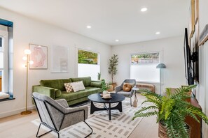 Living area - Magnolia Retreat /king bed /workspace /Air-con (Seattle)