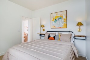 Room - Magnolia Retreat /king bed /workspace /Air-con (Seattle)