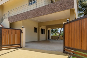 Una casa moderna de dos pisos con un patio cubierto.