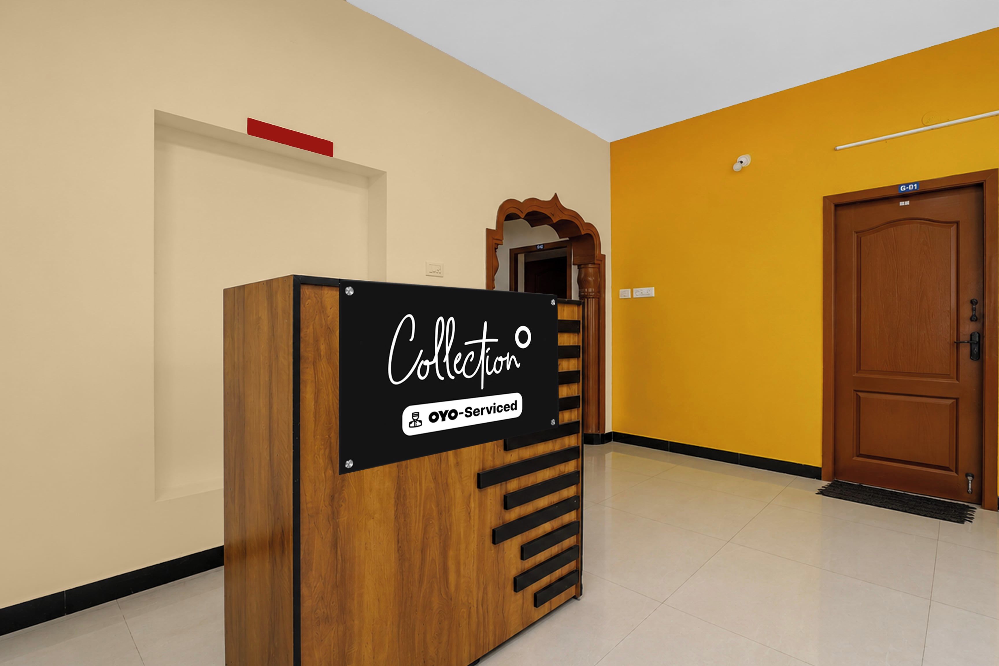 Una recepción con un cartel que dice 'Collection' y 'oyo-Serviced'.