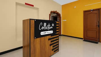 Una recepción con un cartel que dice 'Collection' y 'oyo-Serviced'.