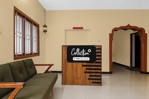 Una mesa de recepción con un letrero que indica que es administrado por OYO.