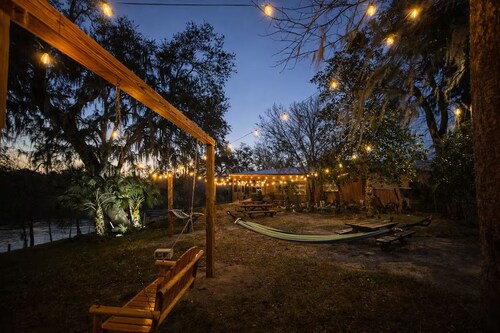 Deer Hollow Cottage - Riverside Escape