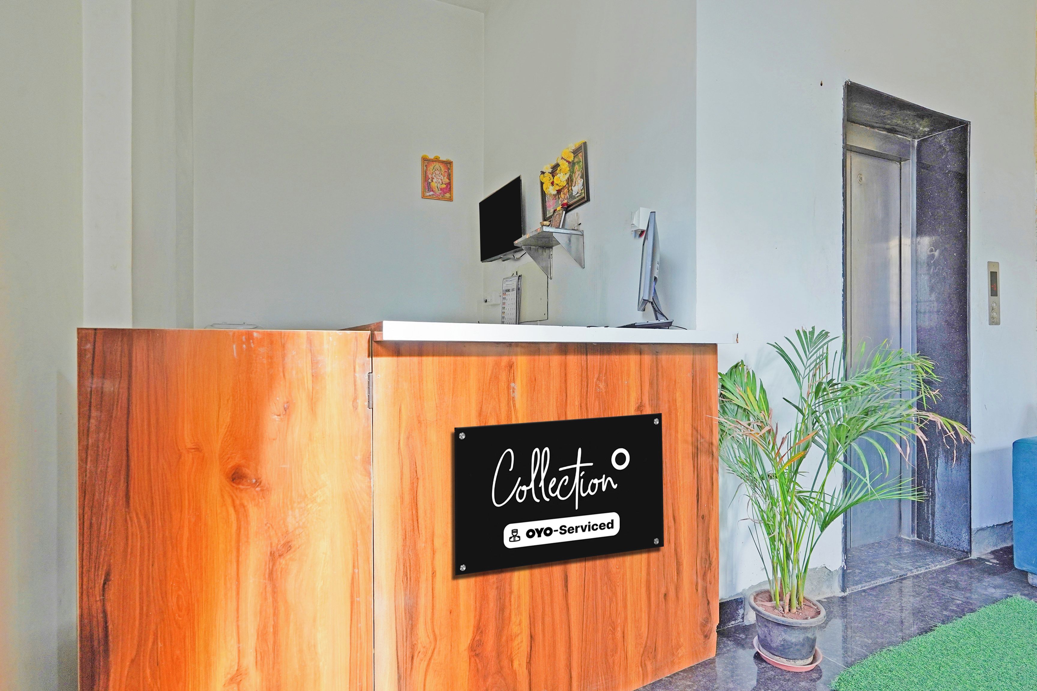 Un comptoir d’accueil avec une pancarte indiquant que le service est assuré par OYO.