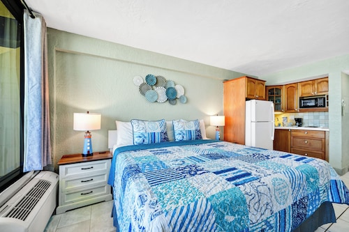 Oceanfront studio w Breathtaking View Large outdoor + indoor + kiddie pools OPEN