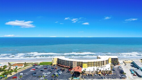 Oceanfront studio w Breathtaking View Large outdoor + indoor + kiddie pools OPEN