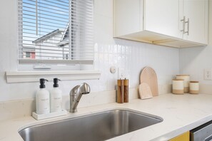 Unclassified image, 5 of 37, button - Magnolia 2B / King bed / Fenced / dog fdly / AC (Seattle)