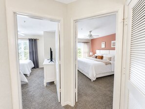 Une chambre d’hôtel avec un lit, une table de chevet et un téléviseur.