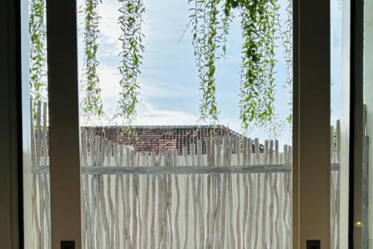 Camera, balcone | Interni