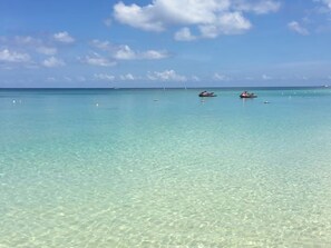 A clear tropical sea with boats and buoys. - Tranquil 2-bedroom apartment with AC in charming Pensacola (Roatan)