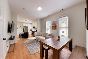 A modern apartment with a dining area, kitchen, and living space. - The Grandstand - Modern 4Br 3Ba Penthouse near Sox Stadium (Chicago)