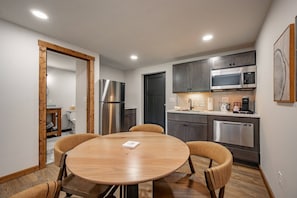 Private kitchen - Cove Creek Lodge (Oakland)