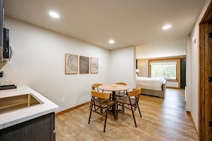 Dining - Cove Creek Lodge (Oakland)