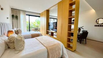 Quarto moderno com uma cama grande, uma escrivaninha e um guarda-roupa.