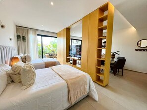Una camera da letto moderna con un letto grande, una scrivania e un armadio.