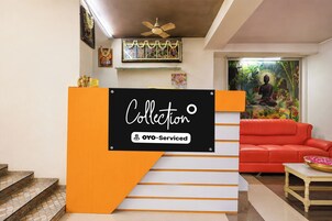 Un área de recepción con un cartel que dice 'Collection' y 'YO-Serviced'.