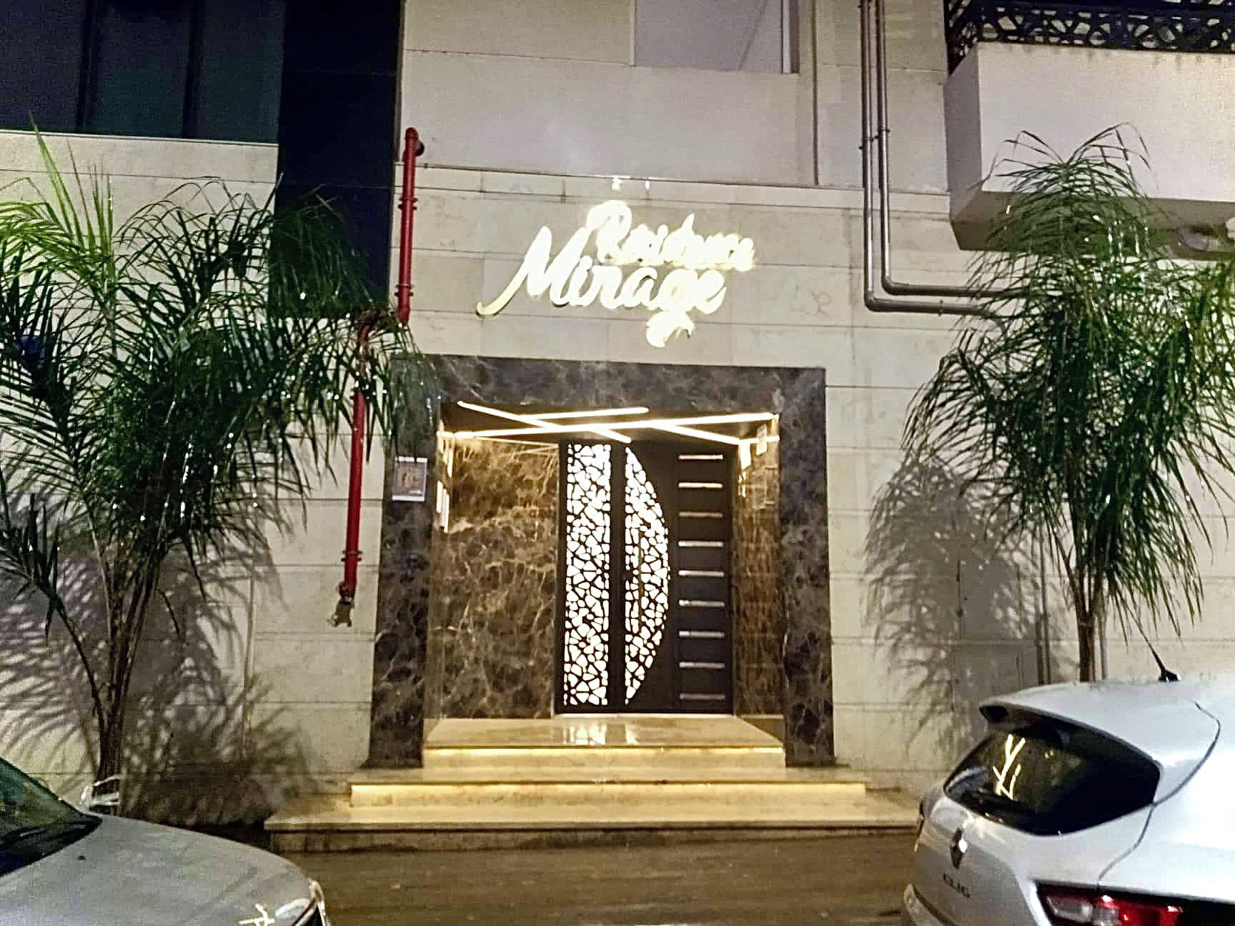 Entrada d'un edifici amb un rètol que diu 'Mirage'.
