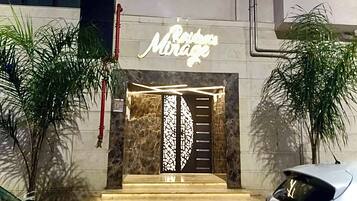 Entrada d'un edifici amb un rètol que diu 'Mirage'.