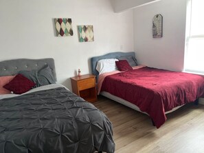 Room - [5B/2B]-Spacious 5-bedroom house in quaint Quincy for working crews (Quincy)