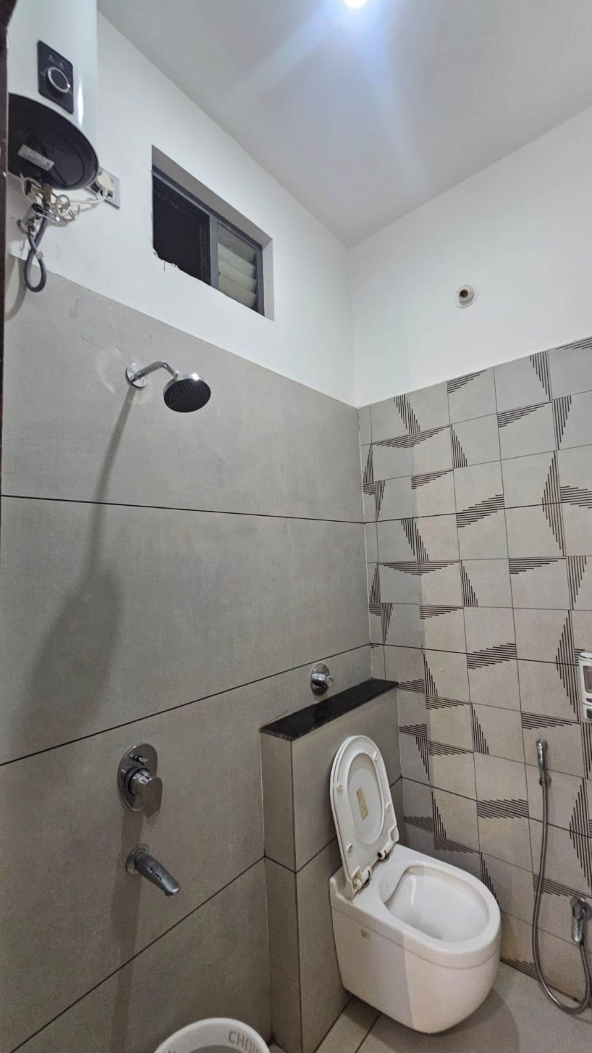 Un bagno piccolo con un water, una doccia e un lavandino.