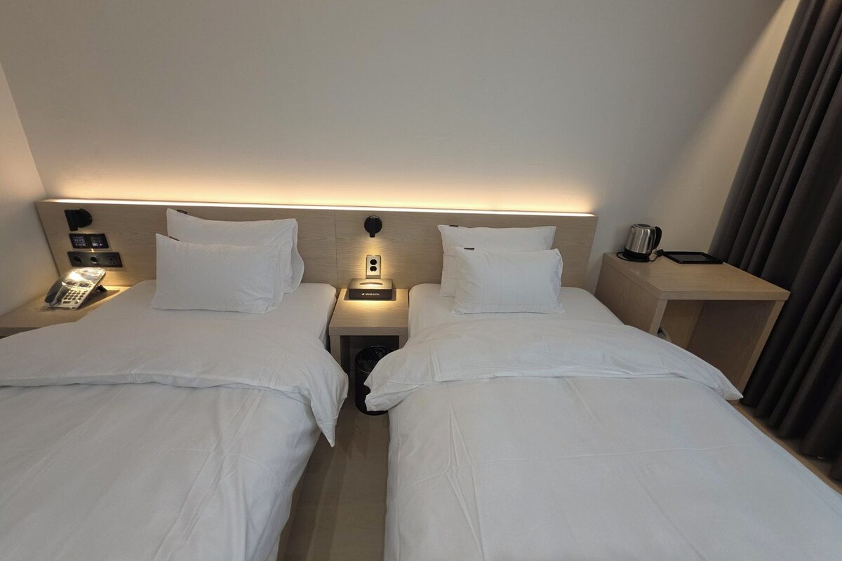 Deluxe-Zweibettzimmer | Schreibtisch, laptopgeeigneter Arbeitsplatz, kostenloses WLAN