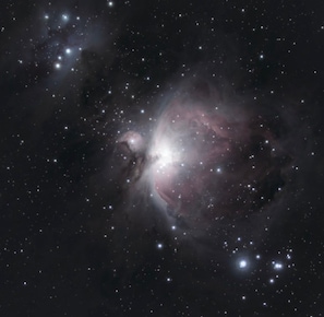 Un cielo nocturno estrellado con una nebulosa y galaxias lejanas.