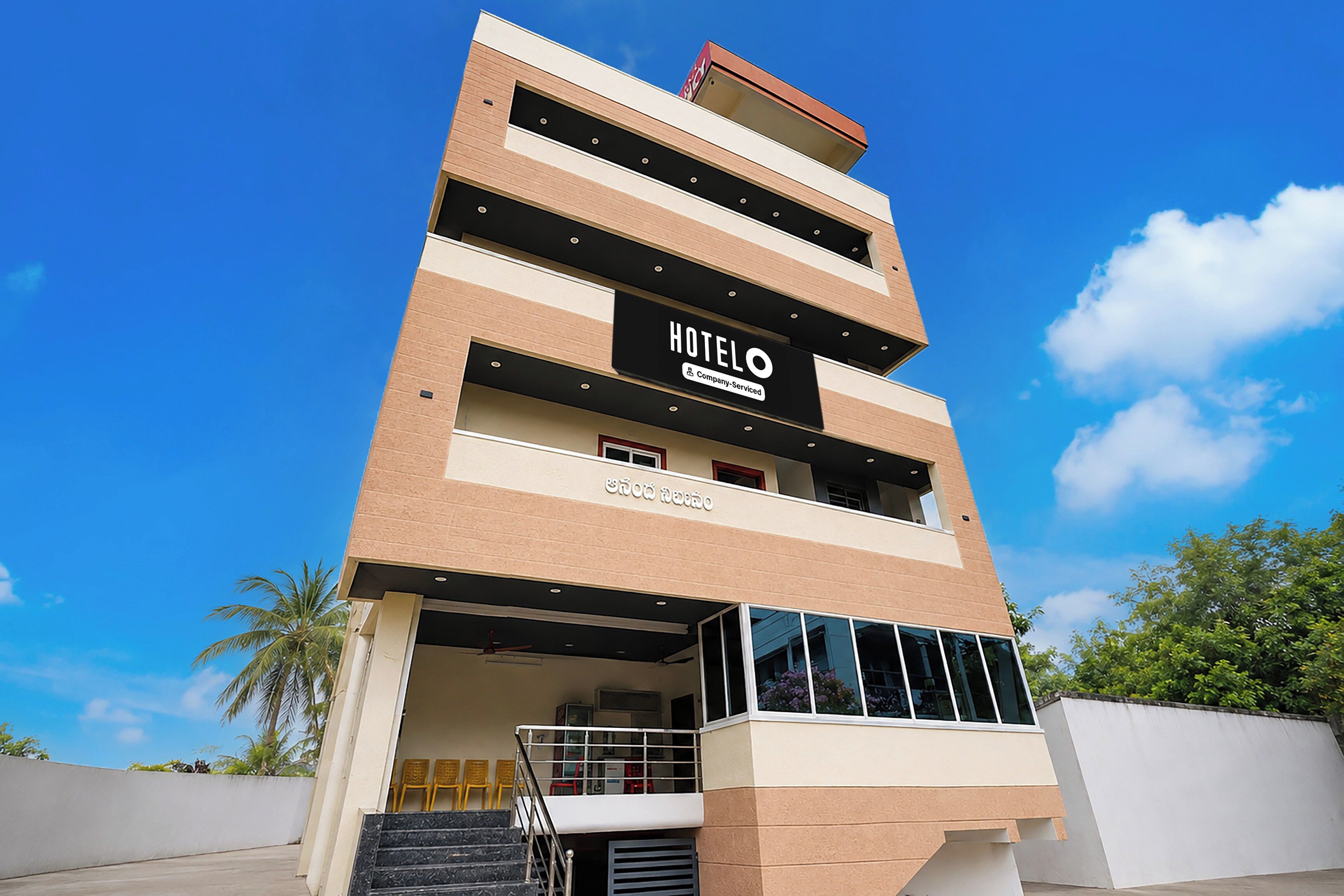 A multi-story hotel with a sign indicating it is company-serviced.