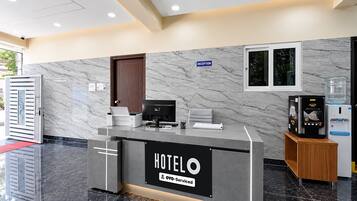 Een receptiebalie van een hotel met een bordje waarop staat dat het wordt beheerd door OYO.