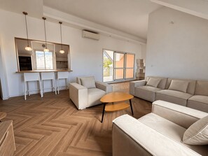 Living area - Elegance in the Heart of the Golden Square (Saint-Denis)
