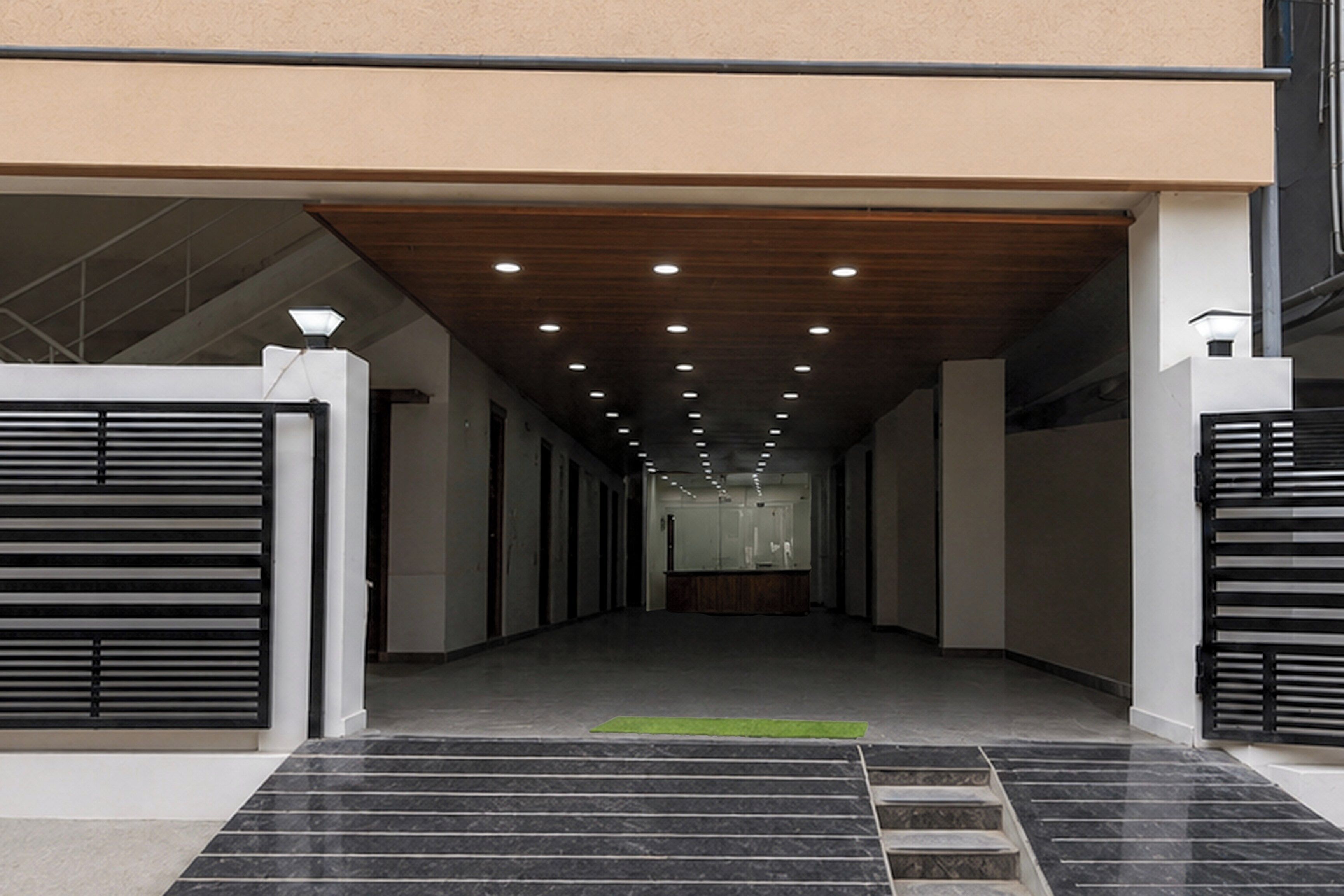 Un pasillo de diseño moderno, con techo de madera y varias puertas a ambos lados.