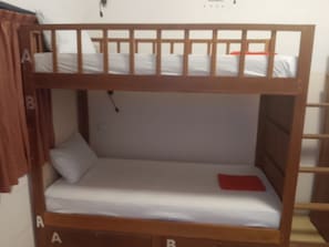 Una cama litera con una cama inferior y un colchón en la litera superior.