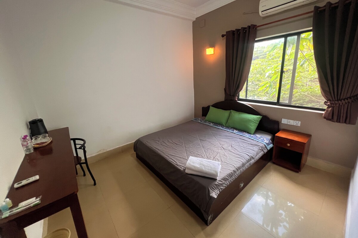 Standard Double Room | Desk, laptop workspace, free WiFi