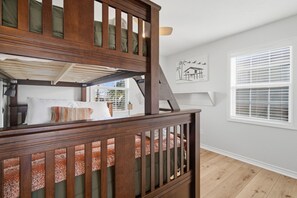 A room with a bunk bed, a window with blinds, and a wall-mounted picture. - Garnele's retreat- come relax (Galveston)