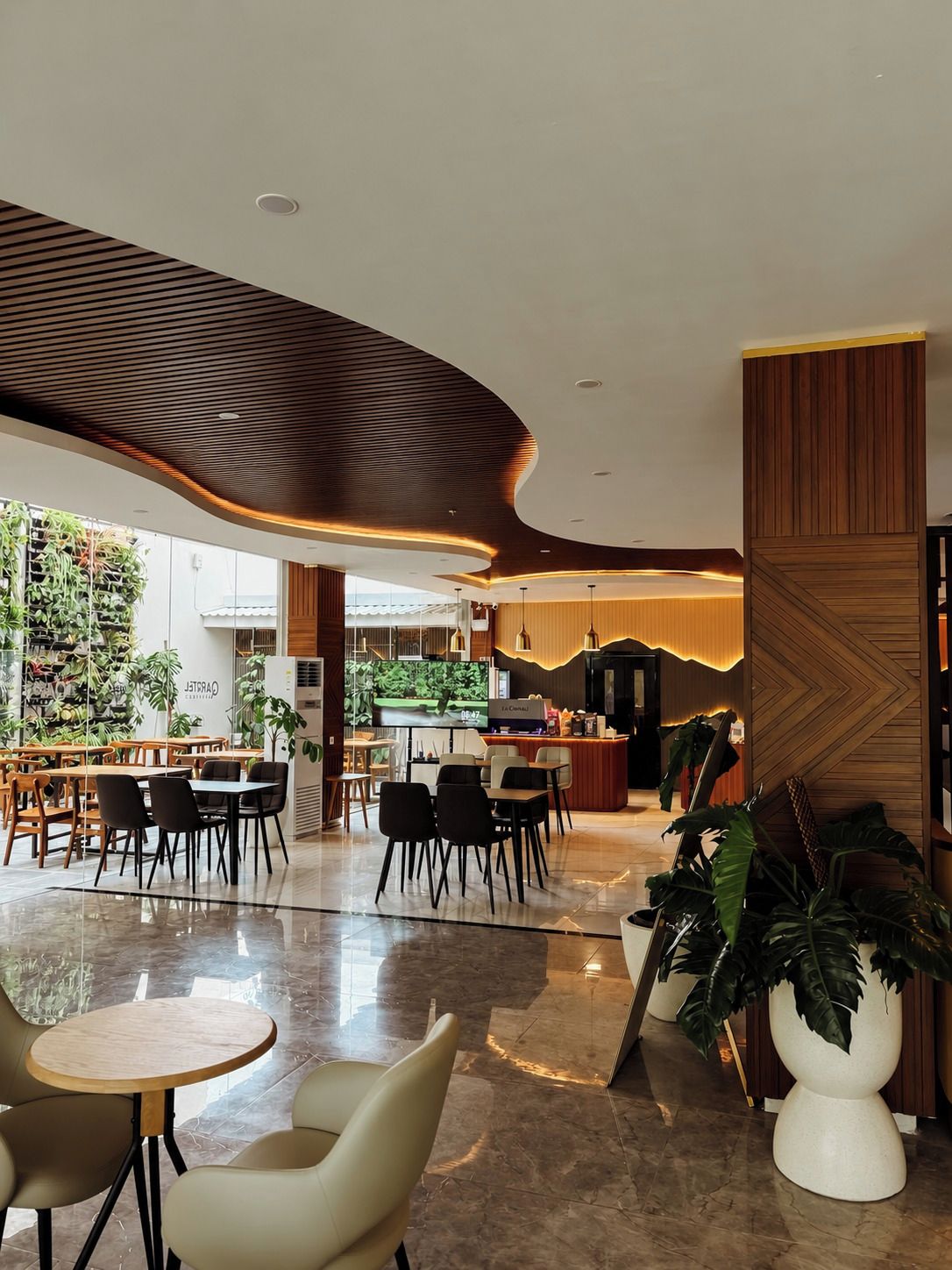 Een modern interieur met een gebogen plafond, een bar en zithoeken.