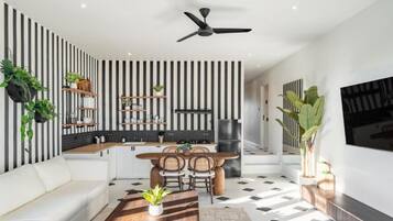 Un espace de vie moderne comprenant une cuisine, un coin repas et un espace détente.