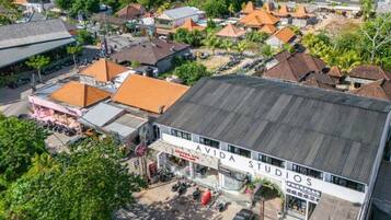 Un immeuble commercial avec une enseigne indiquant « AVIDA STUDIOS » et un parking.