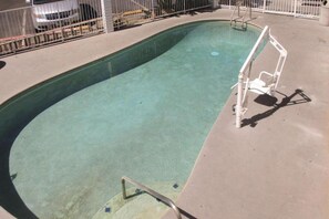 A clear swimming pool with a diving board and a fence. - 1 King Bed | Non-Smoking, Micfridge (Fresno CA)