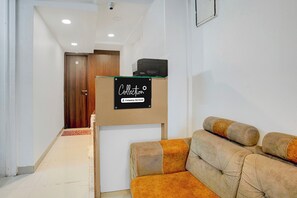 Un área de recepción con un letrero que indica 'Empresa de cobranza gestionada'.