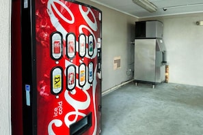 Unclassified image, 5 of 19, button - 1 King Bed | Non-Smoking, Micfridge (Abbeville)