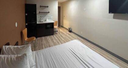 1 Queen Bed | ADA/RI Shower/Nsmk/Kitchen