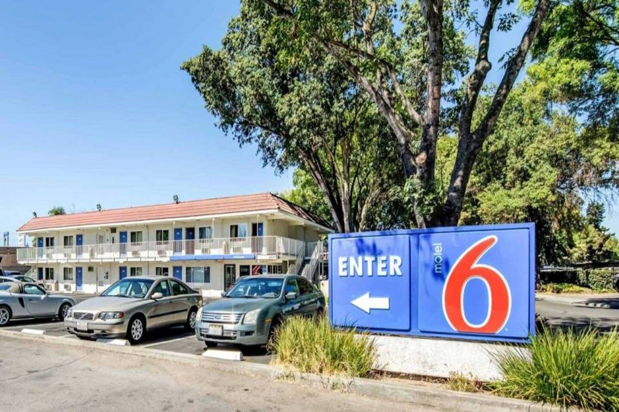 A motel with a sign indicating the entrance to room 6.