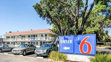 A motel with a sign indicating the entrance to room 6.