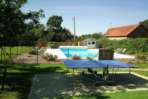 A backyard with a swimming pool, a tennis court, and a small shed. - Holiday home in Vesly with swimming pool (Vesly)