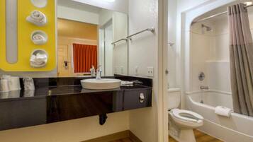 Une salle de bain avec un lavabo, des toilettes et une baignoire.