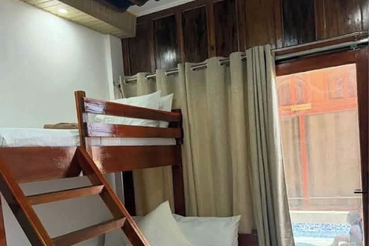 Quarto triplo, vista para a piscina | Wi-Fi de cortesia