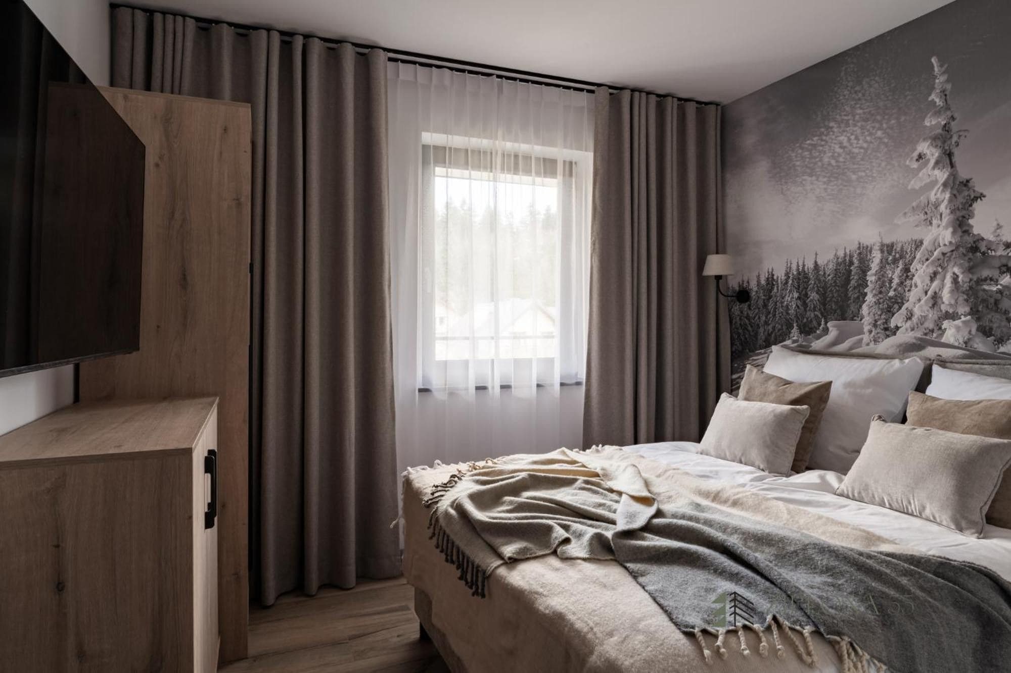 Un dormitorio con cama, cortinas, un cuadro y televisor.