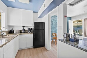 Private kitchen - The Blue Lagoon - in Pacific Beach w/ comm pool (San Diego)