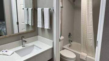 Ein Badezimmer mit Waschbecken, Toilette und Badewanne.