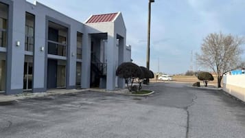 Un bâtiment moderne doté d’un toit plat et d’un parking situé à l’avant.