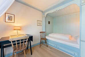 A room with a bed, a desk, and a chair. - Twee Seen 33 - "Twee Seen 33" Vacation Rental (Kampen (Sylt))